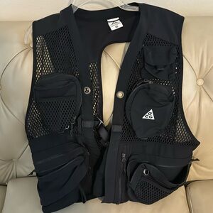 ACG BUTTLES VEST